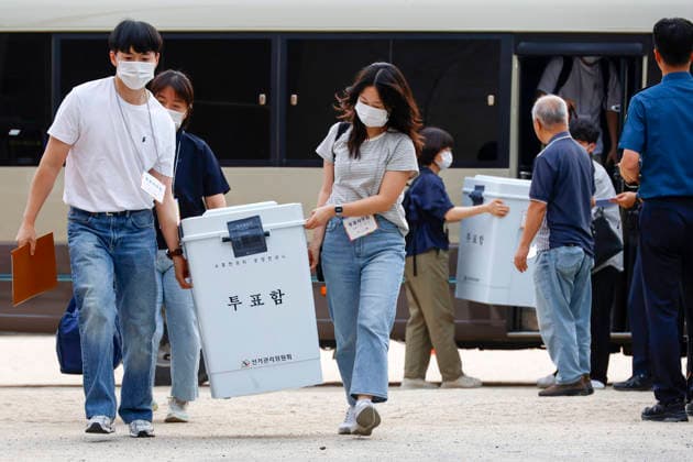 Nationwide local election vote count begins in South Korea Election officials officials move ballot boxes to a counting center in Seoul, South Korea, on June 03, 2026. Seoul South Korea  Copyright: xMatrixxImages JungxUi-Chelx