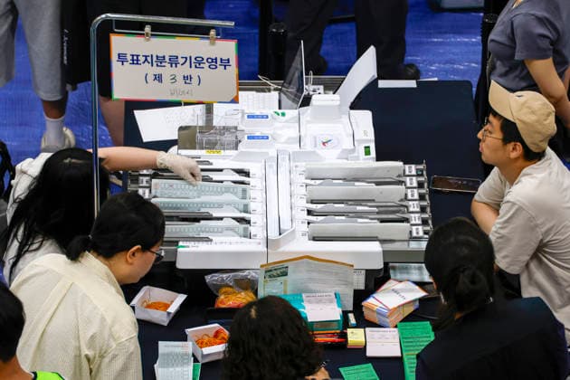Nationwide local election vote count begins in South Korea Election officials sort ballots transferred from polling stations for the 9th National Simultaneous Local Elections at a vote-counting center in Seoul, South Korea, on June 03, 2026. Seoul South Korea  Copyright: xMatrixxImages JungxUi-Chelx