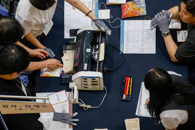 Nationwide local election vote count begins in South Korea Election officials sort ballots transferred from polling stations for the 9th National Simultaneous Local Elections at a vote-counting center in Seoul, South Korea, on June 03, 2026. Seoul South Korea  Copyright: xMatrixxImages JungxUi-Chelx