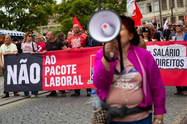 June 3, 2026, Porto, Portugal: Protesters march with banners opposing labour reforms during the national general strike. Demonstrators gathered at Praca da Batalha and Avenida dos Aliados for a national general strike. Union groups, workers and supporters marched with banners, flags and handwritten signs criticizing the government™s proposed labour reforms and calling for improved working conditions, higher wages and stronger public services. The protest featured megaphones, flares and visual messages reflecting broad mobilization across the city. Porto Portugal  - ZUMAs197 20260603_aaa_s197_024 Copyright: xDiogoxBaptistax