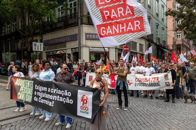 June 3, 2026, Porto, Portugal: Protesters march through the city centre carrying flags and banners during the national general strike at Praca da Batalha. Demonstrators gathered at Praca da Batalha and Avenida dos Aliados for a national general strike. Union groups, workers and supporters marched with banners, flags and handwritten signs criticizing the government™s proposed labour reforms and calling for improved working conditions, higher wages and stronger public services. The protest featured megaphones, flares and visual messages reflecting broad mobilization across the city. Porto Portugal  - ZUMAs197 20260603_aaa_s197_028 Copyright: xDiogoxBaptistax