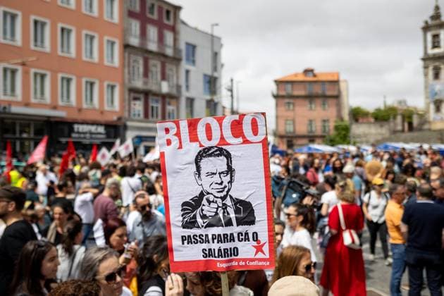 June 3, 2026, Porto, Portugal: Protesters gather at Praca da Batalha during the national general strike. Demonstrators gathered at Praca da Batalha and Avenida dos Aliados for a national general strike. Union groups, workers and supporters marched with banners, flags and handwritten signs criticizing the government™s proposed labour reforms and calling for improved working conditions, higher wages and stronger public services. The protest featured megaphones, flares and visual messages reflecting broad mobilization across the city. Porto Portugal  - ZUMAs197 20260603_aaa_s197_030 Copyright: xDiogoxBaptistax