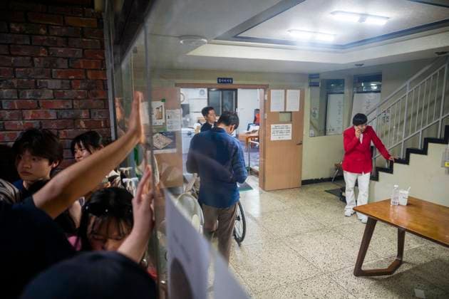 June 4, 2026, Seoul, South Korea: Far-right protesters surround a voting center and block its workers from sending ballots for counting in South KoreaÃ¢â‚¬â ¢s local elections, on Thursday, June 4, 2026 in Seoul, South Korea. Some people were unable to vote because several voting centers ran out of ballots; the National Election Commission admitted to not printing enough paper ballots for the election, which will determine several crucial local races, including the mayors of Seoul and Busan. Seoul South Korea - ZUMAh163 20260604_znp_h163_011 Copyright: xJintakxHanx