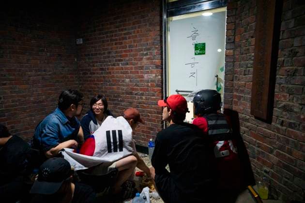 June 4, 2026, Seoul, South Korea: Far-right protesters surround a voting center and block its workers from sending ballots for counting in South KoreaÃ¢â‚¬â ¢s local elections, on Thursday, June 4, 2026 in Seoul, South Korea. Some people were unable to vote because several voting centers ran out of ballots; the National Election Commission admitted to not printing enough paper ballots for the election, which will determine several crucial local races, including the mayors of Seoul and Busan. Seoul South Korea - ZUMAh163 20260604_znp_h163_016 Copyright: xJintakxHanx