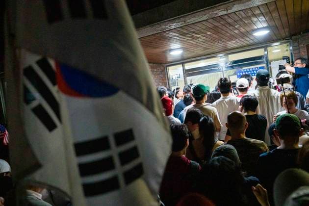 June 4, 2026, Seoul, South Korea: Far-right protesters surround a voting center and block its workers from sending ballots for counting in South KoreaÃ¢â‚¬â ¢s local elections, on Thursday, June 4, 2026 in Seoul, South Korea. Some people were unable to vote because several voting centers ran out of ballots; the National Election Commission admitted to not printing enough paper ballots for the election, which will determine several crucial local races, including the mayors of Seoul and Busan. Seoul South Korea - ZUMAh163 20260604_znp_h163_014 Copyright: xJintakxHanx