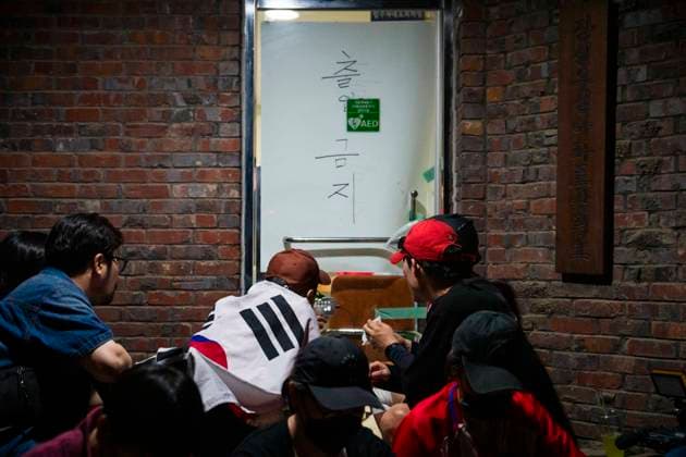 June 4, 2026, Seoul, South Korea: Far-right protesters surround a voting center and block its workers from sending ballots for counting in South KoreaÃ¢â‚¬â ¢s local elections, on Thursday, June 4, 2026 in Seoul, South Korea. Some people were unable to vote because several voting centers ran out of ballots; the National Election Commission admitted to not printing enough paper ballots for the election, which will determine several crucial local races, including the mayors of Seoul and Busan. Seoul South Korea - ZUMAh163 20260604_znp_h163_015 Copyright: xJintakxHanx