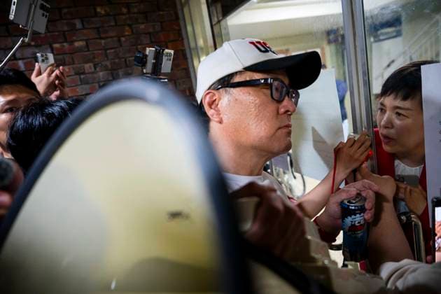 June 4, 2026, Seoul, South Korea: An election official pleads to far-right protesters as they surround a voting center and block its workers from sending ballots for counting in South KoreaÃ¢â‚¬â ¢s local elections, on Thursday, June 4, 2026 in Seoul, South Korea. Some people were unable to vote because several voting centers ran out of ballots; the National Election Commission admitted to not printing enough paper ballots for the election, which will determine several crucial local races, including the mayors of Seoul and Busan. Seoul South Korea  - ZUMAh163 20260604_znp_h163_009 Copyright: xJintakxHanx