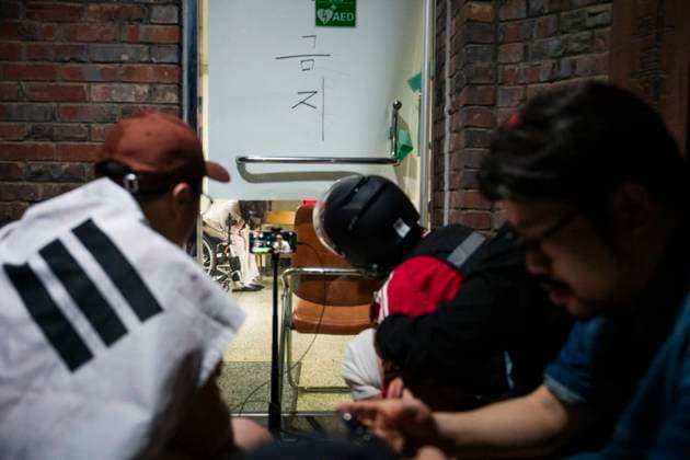 June 4, 2026, Seoul, South Korea: Far-right protesters surround a voting center and block its workers from sending ballots for counting in South KoreaÃ¢â‚¬â ¢s local elections, on Thursday, June 4, 2026 in Seoul, South Korea. Some people were unable to vote because several voting centers ran out of ballots; the National Election Commission admitted to not printing enough paper ballots for the election, which will determine several crucial local races, including the mayors of Seoul and Busan. Seoul South Korea  - ZUMAh163 20260604_znp_h163_019 Copyright: xJintakxHanx