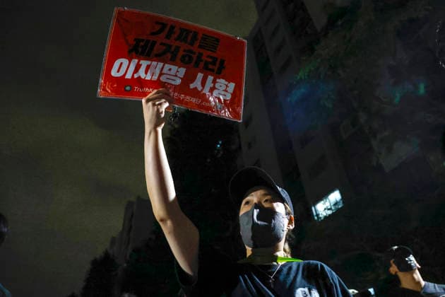 Election fraud alleged as protesters block ballot box removal in Seoul, South Korea Conservative citizens block the removal of a ballot box at a polling station in Seoul s Songpa District, South Korea, on June 04, 2026, alleging electoral fraud. Protesters claim that ballot shortages disrupting voting during the local elections on June 03 were evidence of election rigging. Seoul South Korea  Copyright: xMatrixxImages JungxUi-Chelx