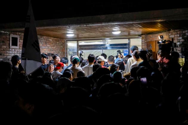 Election fraud alleged as protesters block ballot box removal in Seoul, South Korea Conservative citizens block the removal of a ballot box at a polling station in Seoul s Songpa District, South Korea, on June 04, 2026, alleging electoral fraud. Protesters claim that ballot shortages disrupting voting during the local elections on June 03 were evidence of election rigging. Seoul South Korea  Copyright: xMatrixxImages JungxUi-Chelx