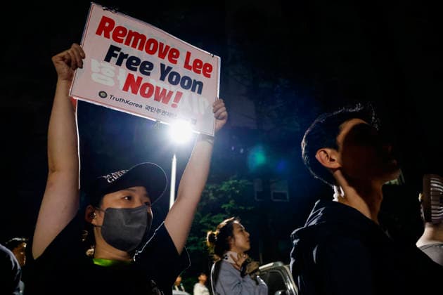 Election fraud alleged as protesters block ballot box removal in Seoul, South Korea Conservative citizens block the removal of a ballot box at a polling station in Seoul s Songpa District, South Korea, on June 04, 2026, alleging electoral fraud. Protesters claim that ballot shortages disrupting voting during the local elections on June 03 were evidence of election rigging. Seoul South Korea  Copyright: xMatrixxImages JungxUi-Chelx