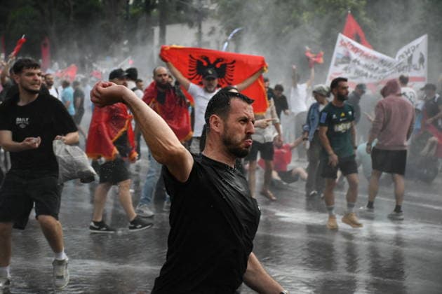 News Bilder des Tages Police use water cannons to disperse protesters at a demonstration against a tourism project in Albania TIRANA, ALBANIA - JUNE 3: Police use water cannons against the protesters during a protest against a planned tourism project in the Zvernec area of the city of Avlonya (Vlora) as people gather on the Boulevard of the Nation’s Martyrs in Tirana, Albania on June 3, 2026. People protest the sale of a stretch of coastline in Zvernec as part of a tourism project reportedly linked to U.S. President Donald Trump’s daughter, Ivanka Trump, and her husband, Jared Kushner. Olsi Shehu Anadolu Tirana Albania. Editorial use only. Please get in touch for any other usage.  Copyright: x2026xAnadoluxOlsixShehux