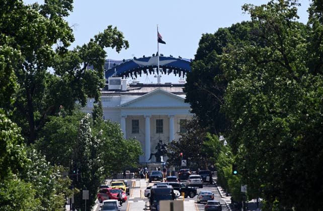Construction continues for the upcoming UFC match at the White House Construction continues on a venue for the upcoming UFC match on the South Lawn of the White House on June 3, 2026 in Washington, DC. President Donald Trump is hosting a UFC match on the White House grounds for the 250th anniversary of the United States. Photo by Olivier Douliery ABACAPRESS.COM Washington DC United States  Copyright: xDoulieryxOlivier ABACAx
