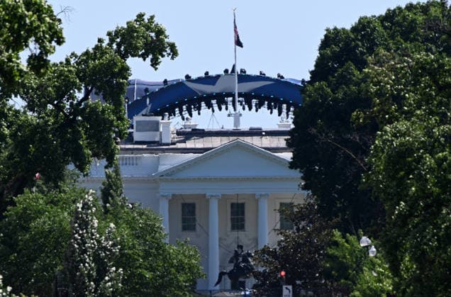 Construction continues for the upcoming UFC match at the White House Construction continues on a venue for the upcoming UFC match on the South Lawn of the White House on June 3, 2026 in Washington, DC. President Donald Trump is hosting a UFC match on the White House grounds for the 250th anniversary of the United States. Photo by Olivier Douliery ABACAPRESS.COM Washington DC United States  Copyright: xDoulieryxOlivier ABACAx