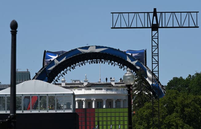 Construction continues for the upcoming UFC match at the White House Construction continues on a venue for the upcoming UFC match on the South Lawn of the White House on June 3, 2026 in Washington, DC. President Donald Trump is hosting a UFC match on the White House grounds for the 250th anniversary of the United States. Photo by Olivier Douliery ABACAPRESS.COM Washington DC United States  Copyright: xDoulieryxOlivier ABACAx