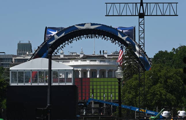 Construction continues for the upcoming UFC match at the White House Construction continues on a venue for the upcoming UFC match on the South Lawn of the White House on June 3, 2026 in Washington, DC. President Donald Trump is hosting a UFC match on the White House grounds for the 250th anniversary of the United States. Photo by Olivier Douliery ABACAPRESS.COM Washington DC United States  Copyright: xDoulieryxOlivier ABACAx