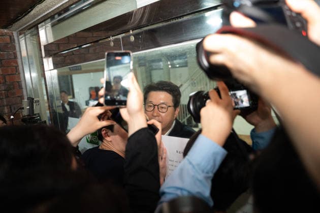 South Korean citizens protest ballot shortage during local elections in Seoul SEOUL, SOUTH KOREA - JUNE 03: Citizens gather to protest a shortage of ballots outside a polling station near the Jamsil Woosung Apartments in Jamsil-dong, Seoul, South Korea on June 03, 2026. The crowd assembled on the official voting day of the 9th Nationwide Simultaneous Local Elections to voice their frustration over the voting disruptions. Hwawon Ceci Lee Anadolu Seoul South Korea. Editorial use only. Please get in touch for any other usage.  Copyright: x2026xAnadoluxHwawonxCecixLeex