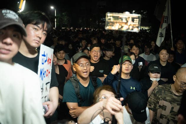 South Korean citizens protest ballot shortage during local elections in Seoul SEOUL, SOUTH KOREA - JUNE 03: Citizens gather to protest a shortage of ballots outside a polling station near the Jamsil Woosung Apartments in Jamsil-dong, Seoul, South Korea on June 03, 2026. The crowd assembled on the official voting day of the 9th Nationwide Simultaneous Local Elections to voice their frustration over the voting disruptions. Hwawon Ceci Lee Anadolu Seoul South Korea. Editorial use only. Please get in touch for any other usage.  Copyright: x2026xAnadoluxHwawonxCecixLeex
