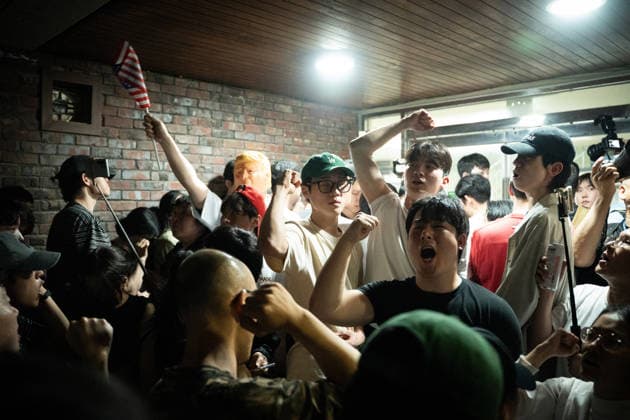 South Korean citizens protest ballot shortage during local elections in Seoul SEOUL, SOUTH KOREA - JUNE 03: Citizens gather to protest a shortage of ballots outside a polling station near the Jamsil Woosung Apartments in Jamsil-dong, Seoul, South Korea on June 03, 2026. The crowd assembled on the official voting day of the 9th Nationwide Simultaneous Local Elections to voice their frustration over the voting disruptions. Hwawon Ceci Lee Anadolu Seoul South Korea. Editorial use only. Please get in touch for any other usage.  Copyright: x2026xAnadoluxHwawonxCecixLeex