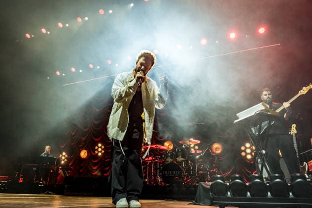 Calum Scott tritt am 3. Juni 2026 im Rahmen seiner The Avenoir Tour in der QUARTERBACK Immobilien ARENA in Leipzig auf. Rund 4.500 Zuschauer verfolgten das Konzert des britischen Sängers und Songwriters, der unter anderem die Hits You Are The Reason, Dancing On My Own, Biblical und No Matter What sowie aktuelle Songs seines neuen Albums präsentierte. Bekannt wurde Scott 2015 durch seine Teilnahme an der britischen Castingshow Britain™s Got Talent, wo er mit seiner Interpretation von Dancing On My Own den Golden Buzzer erhielt und international Aufmerksamkeit erlangte. Calum Scott Leipzig *** Calum Scott performs at the QUARTERBACK Immobilien ARENA in Leipzig on June 3, 2026 as part of his The Av