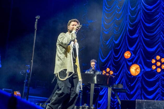 Calum Scott tritt am 3. Juni 2026 im Rahmen seiner The Avenoir Tour in der QUARTERBACK Immobilien ARENA in Leipzig auf. Rund 4.500 Zuschauer verfolgten das Konzert des britischen Sängers und Songwriters, der unter anderem die Hits You Are The Reason, Dancing On My Own, Biblical und No Matter What sowie aktuelle Songs seines neuen Albums präsentierte. Bekannt wurde Scott 2015 durch seine Teilnahme an der britischen Castingshow Britain™s Got Talent, wo er mit seiner Interpretation von Dancing On My Own den Golden Buzzer erhielt und international Aufmerksamkeit erlangte. Calum Scott Leipzig *** Calum Scott performs at the QUARTERBACK Immobilien ARENA in Leipzig on June 3, 2026 as part of his The Av