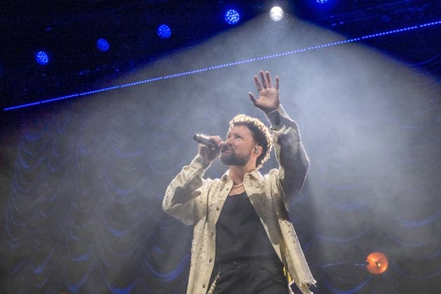 Calum Scott tritt am 3. Juni 2026 im Rahmen seiner The Avenoir Tour in der QUARTERBACK Immobilien ARENA in Leipzig auf. Rund 4.500 Zuschauer verfolgten das Konzert des britischen Sängers und Songwriters, der unter anderem die Hits You Are The Reason, Dancing On My Own, Biblical und No Matter What sowie aktuelle Songs seines neuen Albums präsentierte. Bekannt wurde Scott 2015 durch seine Teilnahme an der britischen Castingshow Britain™s Got Talent, wo er mit seiner Interpretation von Dancing On My Own den Golden Buzzer erhielt und international Aufmerksamkeit erlangte. Calum Scott Leipzig *** Calum Scott performs at the QUARTERBACK Immobilien ARENA in Leipzig on June 3, 2026 as part of his The Av