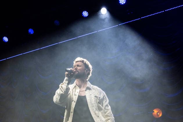 Calum Scott tritt am 3. Juni 2026 im Rahmen seiner The Avenoir Tour in der QUARTERBACK Immobilien ARENA in Leipzig auf. Rund 4.500 Zuschauer verfolgten das Konzert des britischen Sängers und Songwriters, der unter anderem die Hits You Are The Reason, Dancing On My Own, Biblical und No Matter What sowie aktuelle Songs seines neuen Albums präsentierte. Bekannt wurde Scott 2015 durch seine Teilnahme an der britischen Castingshow Britain™s Got Talent, wo er mit seiner Interpretation von Dancing On My Own den Golden Buzzer erhielt und international Aufmerksamkeit erlangte. Calum Scott Leipzig *** Calum Scott performs at the QUARTERBACK Immobilien ARENA in Leipzig on June 3, 2026 as part of his The Av