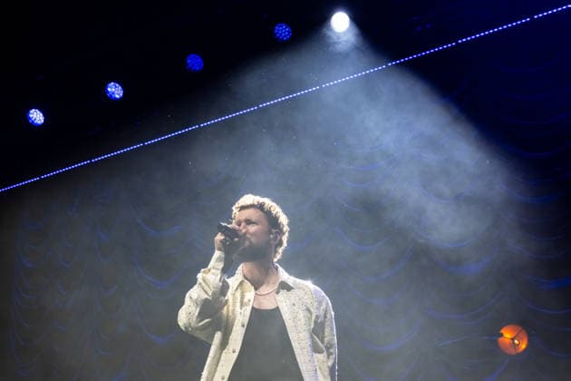 Calum Scott tritt am 3. Juni 2026 im Rahmen seiner The Avenoir Tour in der QUARTERBACK Immobilien ARENA in Leipzig auf. Rund 4.500 Zuschauer verfolgten das Konzert des britischen Sängers und Songwriters, der unter anderem die Hits You Are The Reason, Dancing On My Own, Biblical und No Matter What sowie aktuelle Songs seines neuen Albums präsentierte. Bekannt wurde Scott 2015 durch seine Teilnahme an der britischen Castingshow Britain™s Got Talent, wo er mit seiner Interpretation von Dancing On My Own den Golden Buzzer erhielt und international Aufmerksamkeit erlangte. Calum Scott Leipzig *** Calum Scott performs at the QUARTERBACK Immobilien ARENA in Leipzig on June 3, 2026 as part of his The Av