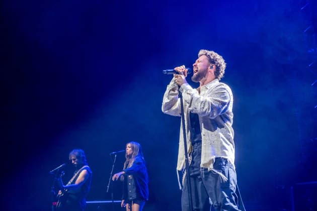Calum Scott tritt am 3. Juni 2026 im Rahmen seiner The Avenoir Tour in der QUARTERBACK Immobilien ARENA in Leipzig auf. Rund 4.500 Zuschauer verfolgten das Konzert des britischen Sängers und Songwriters, der unter anderem die Hits You Are The Reason, Dancing On My Own, Biblical und No Matter What sowie aktuelle Songs seines neuen Albums präsentierte. Bekannt wurde Scott 2015 durch seine Teilnahme an der britischen Castingshow Britain™s Got Talent, wo er mit seiner Interpretation von Dancing On My Own den Golden Buzzer erhielt und international Aufmerksamkeit erlangte. Calum Scott Leipzig *** Calum Scott performs at the QUARTERBACK Immobilien ARENA in Leipzig on June 3, 2026 as part of his The Av