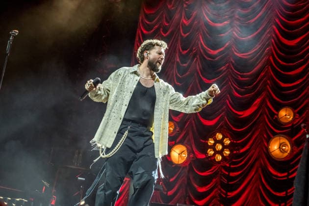 Calum Scott tritt am 3. Juni 2026 im Rahmen seiner The Avenoir Tour in der QUARTERBACK Immobilien ARENA in Leipzig auf. Rund 4.500 Zuschauer verfolgten das Konzert des britischen Sängers und Songwriters, der unter anderem die Hits You Are The Reason, Dancing On My Own, Biblical und No Matter What sowie aktuelle Songs seines neuen Albums präsentierte. Bekannt wurde Scott 2015 durch seine Teilnahme an der britischen Castingshow Britain™s Got Talent, wo er mit seiner Interpretation von Dancing On My Own den Golden Buzzer erhielt und international Aufmerksamkeit erlangte. Calum Scott Leipzig *** Calum Scott performs at the QUARTERBACK Immobilien ARENA in Leipzig on June 3, 2026 as part of his The Av