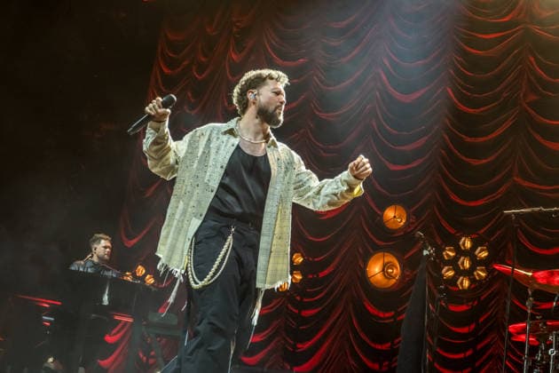 Calum Scott tritt am 3. Juni 2026 im Rahmen seiner The Avenoir Tour in der QUARTERBACK Immobilien ARENA in Leipzig auf. Rund 4.500 Zuschauer verfolgten das Konzert des britischen Sängers und Songwriters, der unter anderem die Hits You Are The Reason, Dancing On My Own, Biblical und No Matter What sowie aktuelle Songs seines neuen Albums präsentierte. Bekannt wurde Scott 2015 durch seine Teilnahme an der britischen Castingshow Britain™s Got Talent, wo er mit seiner Interpretation von Dancing On My Own den Golden Buzzer erhielt und international Aufmerksamkeit erlangte. Calum Scott Leipzig *** Calum Scott performs at the QUARTERBACK Immobilien ARENA in Leipzig on June 3, 2026 as part of his The Av