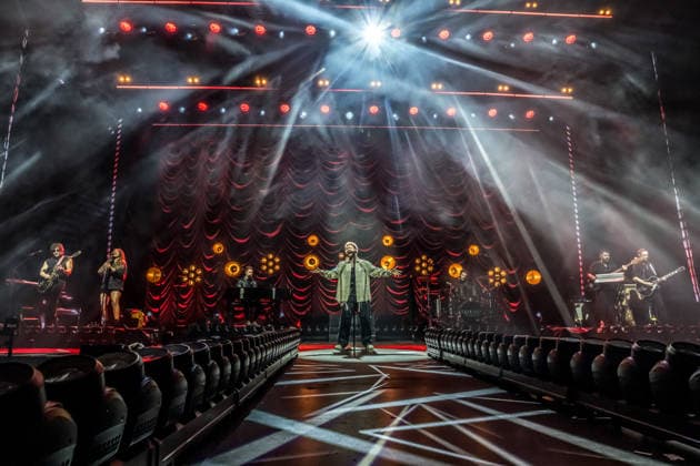 Calum Scott tritt am 3. Juni 2026 im Rahmen seiner The Avenoir Tour in der QUARTERBACK Immobilien ARENA in Leipzig auf. Rund 4.500 Zuschauer verfolgten das Konzert des britischen Sängers und Songwriters, der unter anderem die Hits You Are The Reason, Dancing On My Own, Biblical und No Matter What sowie aktuelle Songs seines neuen Albums präsentierte. Bekannt wurde Scott 2015 durch seine Teilnahme an der britischen Castingshow Britain™s Got Talent, wo er mit seiner Interpretation von Dancing On My Own den Golden Buzzer erhielt und international Aufmerksamkeit erlangte. Calum Scott Leipzig *** Calum Scott performs at the QUARTERBACK Immobilien ARENA in Leipzig on June 3, 2026 as part of his The Av