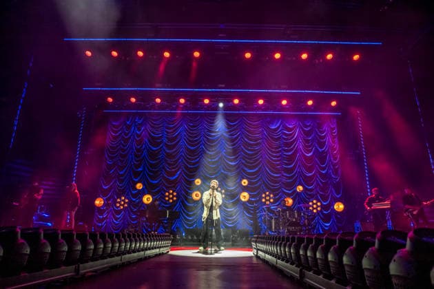 Calum Scott tritt am 3. Juni 2026 im Rahmen seiner The Avenoir Tour in der QUARTERBACK Immobilien ARENA in Leipzig auf. Rund 4.500 Zuschauer verfolgten das Konzert des britischen Sängers und Songwriters, der unter anderem die Hits You Are The Reason, Dancing On My Own, Biblical und No Matter What sowie aktuelle Songs seines neuen Albums präsentierte. Bekannt wurde Scott 2015 durch seine Teilnahme an der britischen Castingshow Britain™s Got Talent, wo er mit seiner Interpretation von Dancing On My Own den Golden Buzzer erhielt und international Aufmerksamkeit erlangte. Calum Scott Leipzig *** Calum Scott performs at the QUARTERBACK Immobilien ARENA in Leipzig on June 3, 2026 as part of his The Av