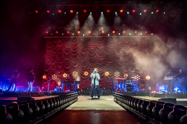 Calum Scott tritt am 3. Juni 2026 im Rahmen seiner The Avenoir Tour in der QUARTERBACK Immobilien ARENA in Leipzig auf. Rund 4.500 Zuschauer verfolgten das Konzert des britischen Sängers und Songwriters, der unter anderem die Hits You Are The Reason, Dancing On My Own, Biblical und No Matter What sowie aktuelle Songs seines neuen Albums präsentierte. Bekannt wurde Scott 2015 durch seine Teilnahme an der britischen Castingshow Britain™s Got Talent, wo er mit seiner Interpretation von Dancing On My Own den Golden Buzzer erhielt und international Aufmerksamkeit erlangte. Calum Scott Leipzig *** Calum Scott performs at the QUARTERBACK Immobilien ARENA in Leipzig on June 3, 2026 as part of his The Av