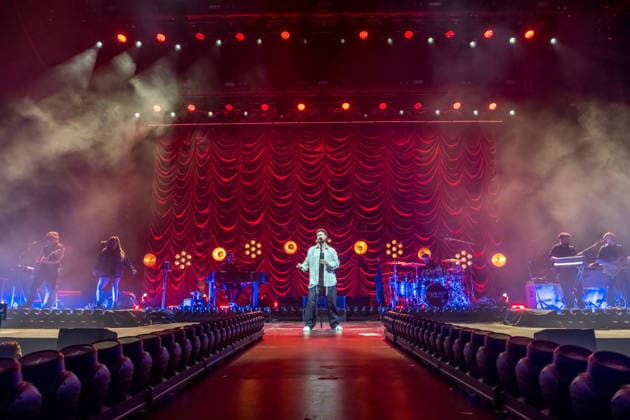 Calum Scott tritt am 3. Juni 2026 im Rahmen seiner The Avenoir Tour in der QUARTERBACK Immobilien ARENA in Leipzig auf. Rund 4.500 Zuschauer verfolgten das Konzert des britischen Sängers und Songwriters, der unter anderem die Hits You Are The Reason, Dancing On My Own, Biblical und No Matter What sowie aktuelle Songs seines neuen Albums präsentierte. Bekannt wurde Scott 2015 durch seine Teilnahme an der britischen Castingshow Britain™s Got Talent, wo er mit seiner Interpretation von Dancing On My Own den Golden Buzzer erhielt und international Aufmerksamkeit erlangte. Calum Scott Leipzig *** Calum Scott performs at the QUARTERBACK Immobilien ARENA in Leipzig on June 3, 2026 as part of his The Av