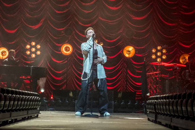 Calum Scott tritt am 3. Juni 2026 im Rahmen seiner The Avenoir Tour in der QUARTERBACK Immobilien ARENA in Leipzig auf. Rund 4.500 Zuschauer verfolgten das Konzert des britischen Sängers und Songwriters, der unter anderem die Hits You Are The Reason, Dancing On My Own, Biblical und No Matter What sowie aktuelle Songs seines neuen Albums präsentierte. Bekannt wurde Scott 2015 durch seine Teilnahme an der britischen Castingshow Britain™s Got Talent, wo er mit seiner Interpretation von Dancing On My Own den Golden Buzzer erhielt und international Aufmerksamkeit erlangte. Calum Scott Leipzig *** Calum Scott performs at the QUARTERBACK Immobilien ARENA in Leipzig on June 3, 2026 as part of his The Av