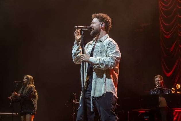 Calum Scott tritt am 3. Juni 2026 im Rahmen seiner The Avenoir Tour in der QUARTERBACK Immobilien ARENA in Leipzig auf. Rund 4.500 Zuschauer verfolgten das Konzert des britischen Sängers und Songwriters, der unter anderem die Hits You Are The Reason, Dancing On My Own, Biblical und No Matter What sowie aktuelle Songs seines neuen Albums präsentierte. Bekannt wurde Scott 2015 durch seine Teilnahme an der britischen Castingshow Britain™s Got Talent, wo er mit seiner Interpretation von Dancing On My Own den Golden Buzzer erhielt und international Aufmerksamkeit erlangte. Calum Scott Leipzig *** Calum Scott performs at the QUARTERBACK Immobilien ARENA in Leipzig on June 3, 2026 as part of his The Av