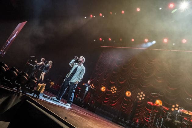 Calum Scott tritt am 3. Juni 2026 im Rahmen seiner The Avenoir Tour in der QUARTERBACK Immobilien ARENA in Leipzig auf. Rund 4.500 Zuschauer verfolgten das Konzert des britischen Sängers und Songwriters, der unter anderem die Hits You Are The Reason, Dancing On My Own, Biblical und No Matter What sowie aktuelle Songs seines neuen Albums präsentierte. Bekannt wurde Scott 2015 durch seine Teilnahme an der britischen Castingshow Britain™s Got Talent, wo er mit seiner Interpretation von Dancing On My Own den Golden Buzzer erhielt und international Aufmerksamkeit erlangte. Calum Scott Leipzig *** Calum Scott performs at the QUARTERBACK Immobilien ARENA in Leipzig on June 3, 2026 as part of his The Av