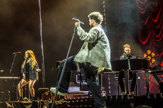 Calum Scott tritt am 3. Juni 2026 im Rahmen seiner The Avenoir Tour in der QUARTERBACK Immobilien ARENA in Leipzig auf. Rund 4.500 Zuschauer verfolgten das Konzert des britischen Sängers und Songwriters, der unter anderem die Hits You Are The Reason, Dancing On My Own, Biblical und No Matter What sowie aktuelle Songs seines neuen Albums präsentierte. Bekannt wurde Scott 2015 durch seine Teilnahme an der britischen Castingshow Britain™s Got Talent, wo er mit seiner Interpretation von Dancing On My Own den Golden Buzzer erhielt und international Aufmerksamkeit erlangte. Calum Scott Leipzig *** Calum Scott performs at the QUARTERBACK Immobilien ARENA in Leipzig on June 3, 2026 as part of his The Av