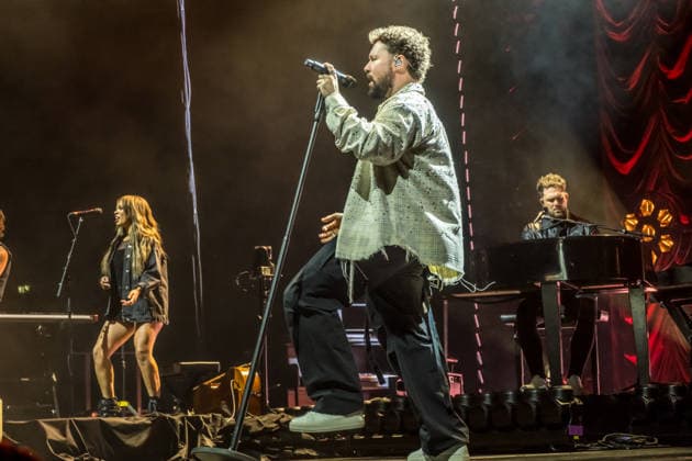 Calum Scott tritt am 3. Juni 2026 im Rahmen seiner The Avenoir Tour in der QUARTERBACK Immobilien ARENA in Leipzig auf. Rund 4.500 Zuschauer verfolgten das Konzert des britischen Sängers und Songwriters, der unter anderem die Hits You Are The Reason, Dancing On My Own, Biblical und No Matter What sowie aktuelle Songs seines neuen Albums präsentierte. Bekannt wurde Scott 2015 durch seine Teilnahme an der britischen Castingshow Britain™s Got Talent, wo er mit seiner Interpretation von Dancing On My Own den Golden Buzzer erhielt und international Aufmerksamkeit erlangte. Calum Scott Leipzig *** Calum Scott performs at the QUARTERBACK Immobilien ARENA in Leipzig on June 3, 2026 as part of his The Av