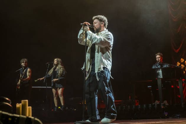 Calum Scott tritt am 3. Juni 2026 im Rahmen seiner The Avenoir Tour in der QUARTERBACK Immobilien ARENA in Leipzig auf. Rund 4.500 Zuschauer verfolgten das Konzert des britischen Sängers und Songwriters, der unter anderem die Hits You Are The Reason, Dancing On My Own, Biblical und No Matter What sowie aktuelle Songs seines neuen Albums präsentierte. Bekannt wurde Scott 2015 durch seine Teilnahme an der britischen Castingshow Britain™s Got Talent, wo er mit seiner Interpretation von Dancing On My Own den Golden Buzzer erhielt und international Aufmerksamkeit erlangte. Calum Scott Leipzig *** Calum Scott performs at the QUARTERBACK Immobilien ARENA in Leipzig on June 3, 2026 as part of his The Av