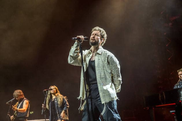 Calum Scott tritt am 3. Juni 2026 im Rahmen seiner The Avenoir Tour in der QUARTERBACK Immobilien ARENA in Leipzig auf. Rund 4.500 Zuschauer verfolgten das Konzert des britischen Sängers und Songwriters, der unter anderem die Hits You Are The Reason, Dancing On My Own, Biblical und No Matter What sowie aktuelle Songs seines neuen Albums präsentierte. Bekannt wurde Scott 2015 durch seine Teilnahme an der britischen Castingshow Britain™s Got Talent, wo er mit seiner Interpretation von Dancing On My Own den Golden Buzzer erhielt und international Aufmerksamkeit erlangte. Calum Scott Leipzig *** Calum Scott performs at the QUARTERBACK Immobilien ARENA in Leipzig on June 3, 2026 as part of his The Av