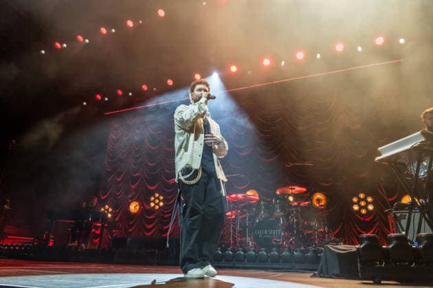 Calum Scott tritt am 3. Juni 2026 im Rahmen seiner The Avenoir Tour in der QUARTERBACK Immobilien ARENA in Leipzig auf. Rund 4.500 Zuschauer verfolgten das Konzert des britischen Sängers und Songwriters, der unter anderem die Hits You Are The Reason, Dancing On My Own, Biblical und No Matter What sowie aktuelle Songs seines neuen Albums präsentierte. Bekannt wurde Scott 2015 durch seine Teilnahme an der britischen Castingshow Britain™s Got Talent, wo er mit seiner Interpretation von Dancing On My Own den Golden Buzzer erhielt und international Aufmerksamkeit erlangte. Calum Scott Leipzig *** Calum Scott performs at the QUARTERBACK Immobilien ARENA in Leipzig on June 3, 2026 as part of his The Av