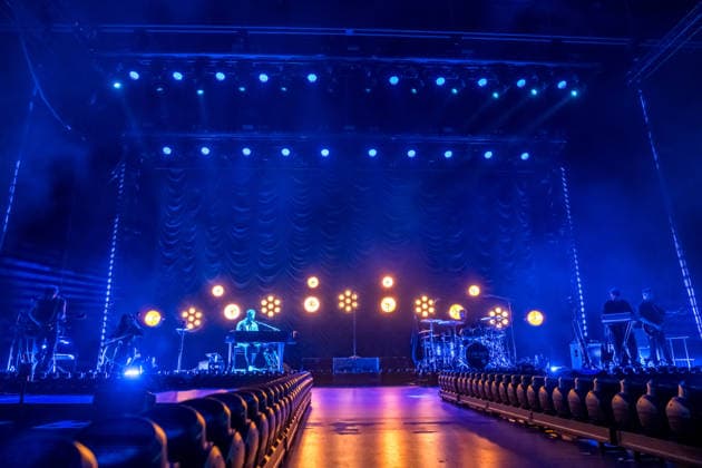 Calum Scott tritt am 3. Juni 2026 im Rahmen seiner The Avenoir Tour in der QUARTERBACK Immobilien ARENA in Leipzig auf. Rund 4.500 Zuschauer verfolgten das Konzert des britischen Sängers und Songwriters, der unter anderem die Hits You Are The Reason, Dancing On My Own, Biblical und No Matter What sowie aktuelle Songs seines neuen Albums präsentierte. Bekannt wurde Scott 2015 durch seine Teilnahme an der britischen Castingshow Britain™s Got Talent, wo er mit seiner Interpretation von Dancing On My Own den Golden Buzzer erhielt und international Aufmerksamkeit erlangte. Calum Scott Leipzig *** Calum Scott performs at the QUARTERBACK Immobilien ARENA in Leipzig on June 3, 2026 as part of his The Av