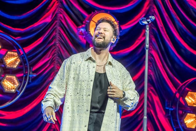 Calum Scott tritt am 3. Juni 2026 im Rahmen seiner The Avenoir Tour in der QUARTERBACK Immobilien ARENA in Leipzig auf. Rund 4.500 Zuschauer verfolgten das Konzert des britischen Sängers und Songwriters, der unter anderem die Hits You Are The Reason, Dancing On My Own, Biblical und No Matter What sowie aktuelle Songs seines neuen Albums präsentierte. Bekannt wurde Scott 2015 durch seine Teilnahme an der britischen Castingshow Britain™s Got Talent, wo er mit seiner Interpretation von Dancing On My Own den Golden Buzzer erhielt und international Aufmerksamkeit erlangte. Calum Scott Leipzig *** Calum Scott performs at the QUARTERBACK Immobilien ARENA in Leipzig on June 3, 2026 as part of his The Av