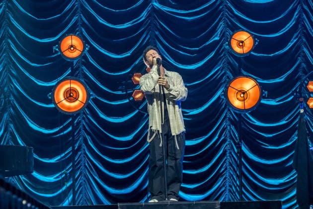 Calum Scott tritt am 3. Juni 2026 im Rahmen seiner The Avenoir Tour in der QUARTERBACK Immobilien ARENA in Leipzig auf. Rund 4.500 Zuschauer verfolgten das Konzert des britischen Sängers und Songwriters, der unter anderem die Hits You Are The Reason, Dancing On My Own, Biblical und No Matter What sowie aktuelle Songs seines neuen Albums präsentierte. Bekannt wurde Scott 2015 durch seine Teilnahme an der britischen Castingshow Britain™s Got Talent, wo er mit seiner Interpretation von Dancing On My Own den Golden Buzzer erhielt und international Aufmerksamkeit erlangte. Calum Scott Leipzig *** Calum Scott performs at the QUARTERBACK Immobilien ARENA in Leipzig on June 3, 2026 as part of his The Av