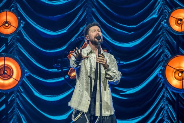 Calum Scott tritt am 3. Juni 2026 im Rahmen seiner The Avenoir Tour in der QUARTERBACK Immobilien ARENA in Leipzig auf. Rund 4.500 Zuschauer verfolgten das Konzert des britischen Sängers und Songwriters, der unter anderem die Hits You Are The Reason, Dancing On My Own, Biblical und No Matter What sowie aktuelle Songs seines neuen Albums präsentierte. Bekannt wurde Scott 2015 durch seine Teilnahme an der britischen Castingshow Britain™s Got Talent, wo er mit seiner Interpretation von Dancing On My Own den Golden Buzzer erhielt und international Aufmerksamkeit erlangte. Calum Scott Leipzig *** Calum Scott performs at the QUARTERBACK Immobilien ARENA in Leipzig on June 3, 2026 as part of his The Av