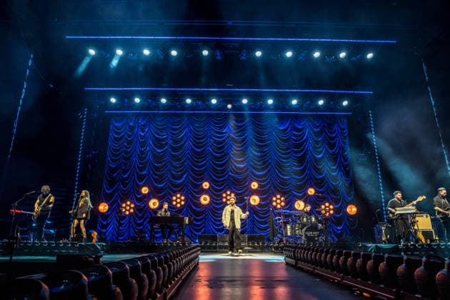 Calum Scott tritt am 3. Juni 2026 im Rahmen seiner The Avenoir Tour in der QUARTERBACK Immobilien ARENA in Leipzig auf. Rund 4.500 Zuschauer verfolgten das Konzert des britischen Sängers und Songwriters, der unter anderem die Hits You Are The Reason, Dancing On My Own, Biblical und No Matter What sowie aktuelle Songs seines neuen Albums präsentierte. Bekannt wurde Scott 2015 durch seine Teilnahme an der britischen Castingshow Britain™s Got Talent, wo er mit seiner Interpretation von Dancing On My Own den Golden Buzzer erhielt und international Aufmerksamkeit erlangte. Calum Scott Leipzig *** Calum Scott performs at the QUARTERBACK Immobilien ARENA in Leipzig on June 3, 2026 as part of his The Av