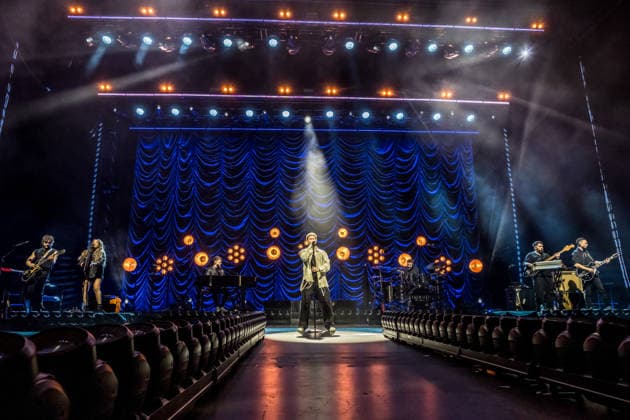 Calum Scott tritt am 3. Juni 2026 im Rahmen seiner The Avenoir Tour in der QUARTERBACK Immobilien ARENA in Leipzig auf. Rund 4.500 Zuschauer verfolgten das Konzert des britischen Sängers und Songwriters, der unter anderem die Hits You Are The Reason, Dancing On My Own, Biblical und No Matter What sowie aktuelle Songs seines neuen Albums präsentierte. Bekannt wurde Scott 2015 durch seine Teilnahme an der britischen Castingshow Britain™s Got Talent, wo er mit seiner Interpretation von Dancing On My Own den Golden Buzzer erhielt und international Aufmerksamkeit erlangte. Calum Scott Leipzig *** Calum Scott performs at the QUARTERBACK Immobilien ARENA in Leipzig on June 3, 2026 as part of his The Av
