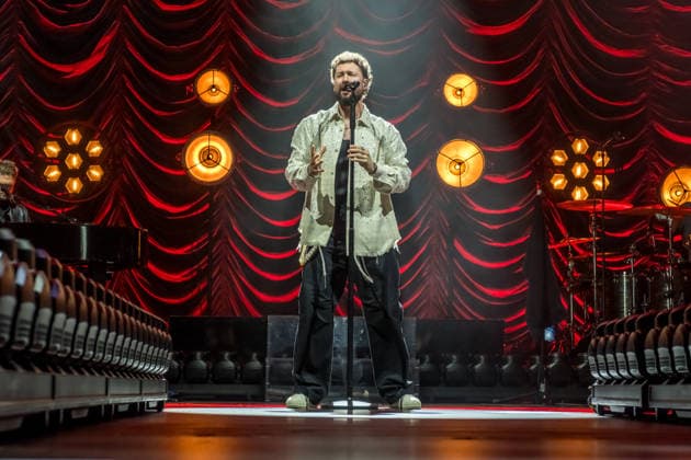 Calum Scott tritt am 3. Juni 2026 im Rahmen seiner The Avenoir Tour in der QUARTERBACK Immobilien ARENA in Leipzig auf. Rund 4.500 Zuschauer verfolgten das Konzert des britischen Sängers und Songwriters, der unter anderem die Hits You Are The Reason, Dancing On My Own, Biblical und No Matter What sowie aktuelle Songs seines neuen Albums präsentierte. Bekannt wurde Scott 2015 durch seine Teilnahme an der britischen Castingshow Britain™s Got Talent, wo er mit seiner Interpretation von Dancing On My Own den Golden Buzzer erhielt und international Aufmerksamkeit erlangte. Calum Scott Leipzig *** Calum Scott performs at the QUARTERBACK Immobilien ARENA in Leipzig on June 3, 2026 as part of his The Av